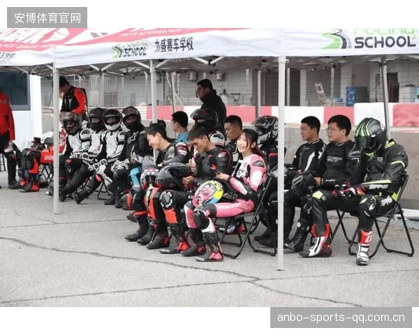 赛车团队进行赛道分析会议，策略制定更具针对性